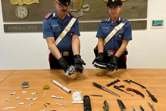 TROVATI in POSSESSO DI DROGA E ARMI. ARRESTATI DAI CARABINIERI