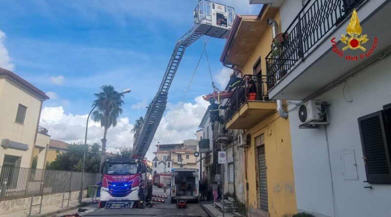 Una donna accusa improvviso malore e resta intrappolata in casa . Pronto l’ intervento dei Vigili Del Fuoco