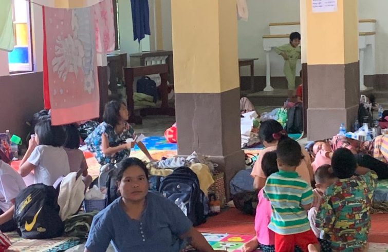 Loikaw (Myanmar) Sfollati accolti nella Cattedrale Cristo Re