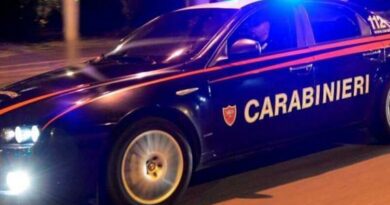 Ubriaco cerca di schiantarsi con l’auto per uccidere moglie e figlie, 47enne arrestato a Cercola per maltrattamenti