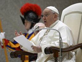 Papa Francesco: “Andiamo al presepe e chiediamo la pace”