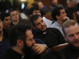 Ratio e seminaristi. Don Gianola (Cei): “La comunità cristiana forma i preti, i giovani hanno sete di cose importanti”