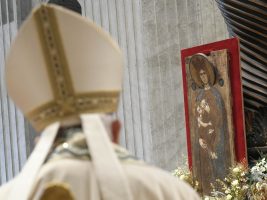 Papa Francesco: “Chi ferisce una sola donna profana Dio”