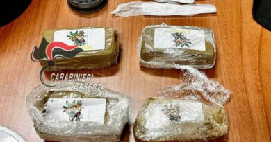 DUE GIOVANISSIMI PUSHER BLOCCATI DAI CARABINIERI DOPO FOLLE INSEGUIMENTO. SEQUESTRATI 300 GR. DI HASHISH.