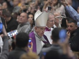 Papa Francesco: “L’umanità brancola nel buio delle diseguaglianze e dei conflitti”