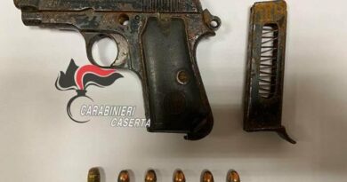 SORPRESA MENTRE TENTA DI RECUPERARE UNA PISTOLA NELL’AUTO SEQUESTRATA. DENUNCIATA DAI CARABINIERI.