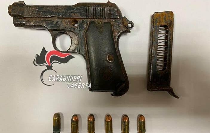 SORPRESA MENTRE TENTA DI RECUPERARE UNA PISTOLA NELL’AUTO SEQUESTRATA. DENUNCIATA DAI CARABINIERI.