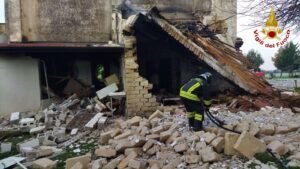 Esplode fabbricato di una masseria, tre persone ferite a Sessa Aurunca (Caserta)