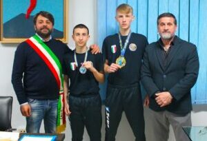 Maestro Improta dal sindaco Luongo con i suoi campioni Shurdak e De Rosa  