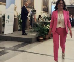 A Roma, nella magnifica cornice del Campidoglio, il 15 aprile, l’artista Anna Maria Zoppi di Casal di Principe ha conseguito un importante premio letterario nazionale organizzato dall’associazione “Alberoandronico” che ha sede nella Capitale stessa.