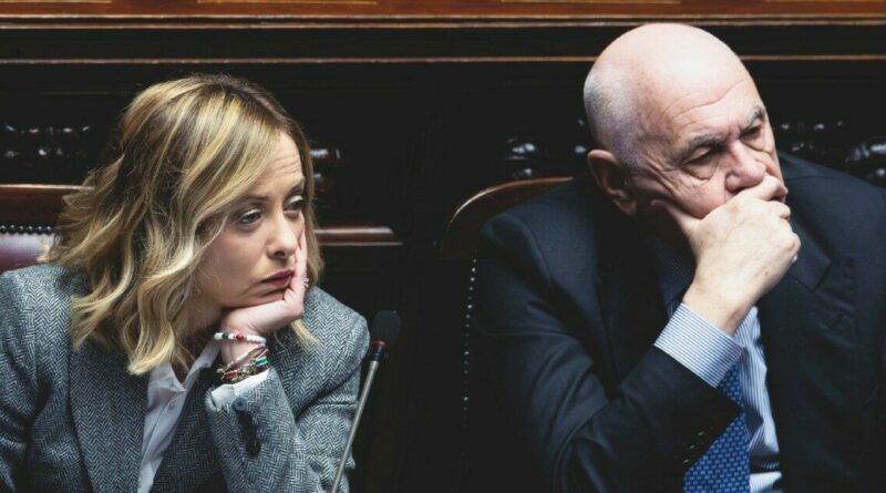 Accordo di governo: se la notizia è “frutto di reato”, cronisti in galera