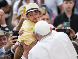 Con Papa Francesco, i bambini aiutano i bambini in tutto il mondo