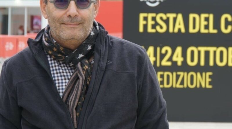 Roma, l’attore crea le sue intimità a confronto, la finale dello spettacolo teatrale