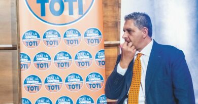 Toti, dai pm una nuova accusa: finanziamento illecito al partito L’INCHIESTA – La difesa. “C’è la totale tracciabilità dei soldi in entrata e in uscita” Oggi davanti ai pm si avvarrà della facoltà di non rispondere