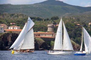 Una flotta di vele d’epoca per il 4° Capraia Sail Rally. Esordio del Concorso di Eleganza “Isola di Capraia” per auto storiche  