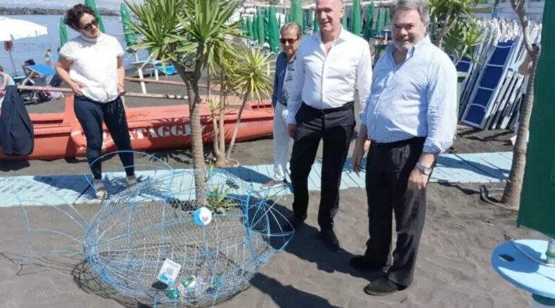 Avvistati sulle spiagge campane i “pesci mangiaplastica”.