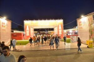 Coca-Cola Pizza Village, record di pubblico nel primo weekend.  Crescita di presenze rispetto allo scorso anno, la manifestazione registra + 12% di visitatori.  Oggi, martedì 18, arriva Geolier e mercoledì 19 il Ministro Santanchè di Vincenzo Carbone inviato a Napoli    