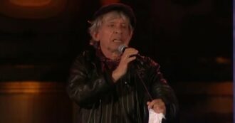 Paolo Rossi in piazza con Santoro ironizza: “Non so le lingue, non votatemi alle Europee”. E racconta l’aneddoto dell’amico ristoratore