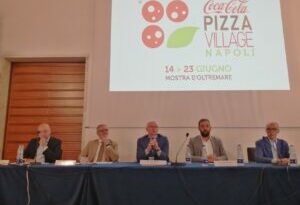 Presentata la XII edizione del Coca-Cola Pizza Village Napoli/  Pizzerie, pizzaioli, cantanti, esperti di food, ma anche Ministri e Vip i protagonisti  della manifestazione in programma a Napoli dal 14 al 23 giugno alla Mostra d’Oltremare – di Vincenzo Carbone inviato a Napoli   