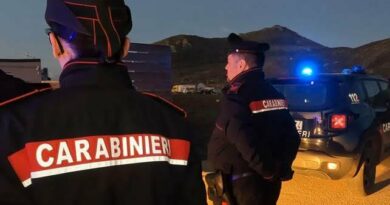 SORPRESO IN AUTO CON NUMEROSI CAPI DI ABBIGLIAMENTO SCARPE CONTRAFFATTE. DENUNCIATO DAI CARABINIERI