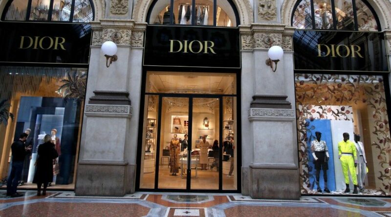 Tribunale di Milano “commissaria” Manufactures Dior/ I marchi più sono noti più sono truffatori/ Una borsa “Elisabetta Yang” che costa 53 euro viene venduta al dettaglio 2.600 Euro…..