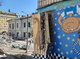 Amidst the rubble of Kyiv’s Children’s Hospital. The head of intensive care: “We will not surrender to death”