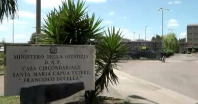 Droga e cellulari sequestrati nel carcere di Santa Maria Capua Vetere.