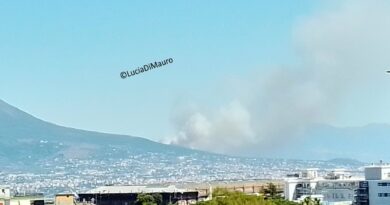 Due incendi divampano sul Vesuvio: colonne di fumo visibili fino a Napoli (Foto inedita)