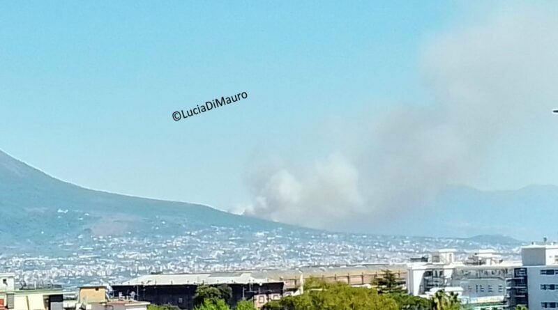 Due incendi divampano sul Vesuvio: colonne di fumo visibili fino a Napoli (Foto inedita)