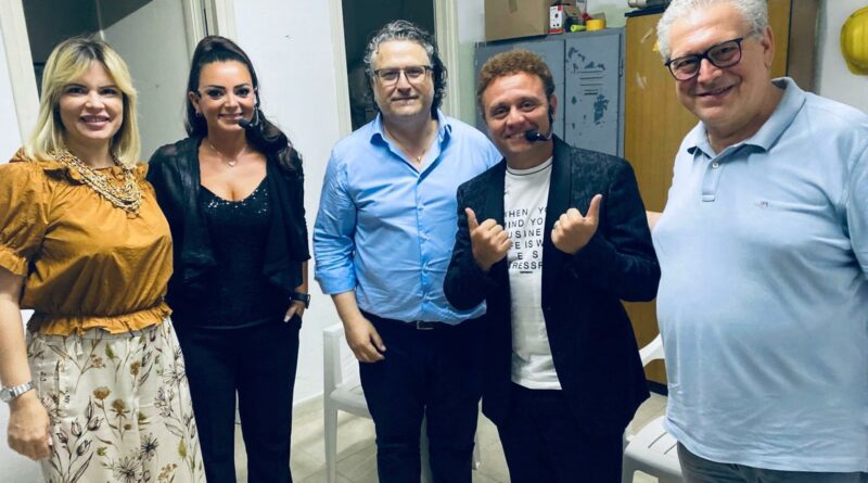 FOTO. Pienone alla villa comunale “Imposimato” per il doppio show di Gianluca Manzieri e degli Arteteca