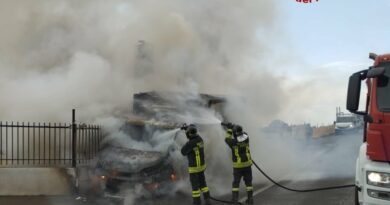 Furgone in fiamme sulla statale