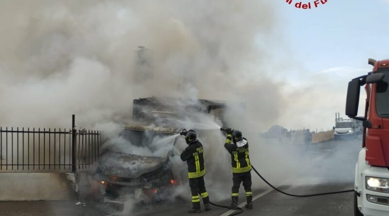 Furgone in fiamme sulla statale