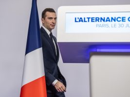 La Francia vista dall’Europa: Macron sotto accusa. E l’Ue trema