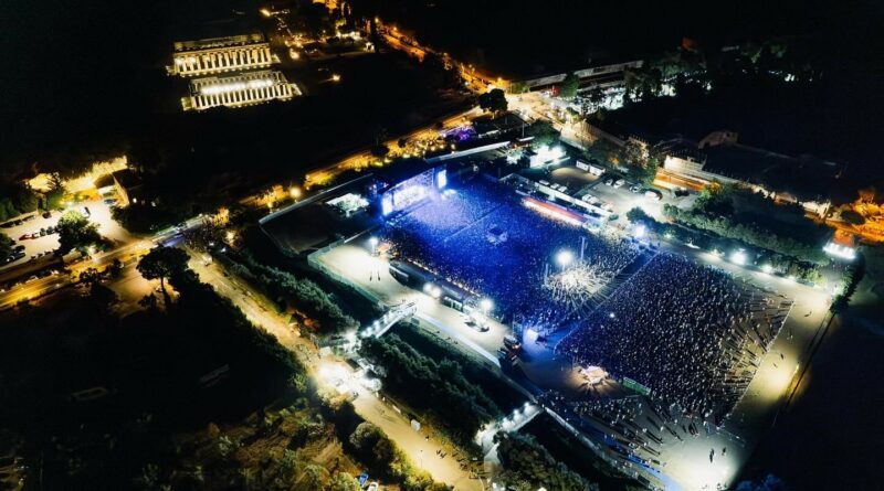 Relax Tour, Calcutta fa il botto al Planet Arena Templi di Paestum: sfiorate 30 mila presenze - Casertasette