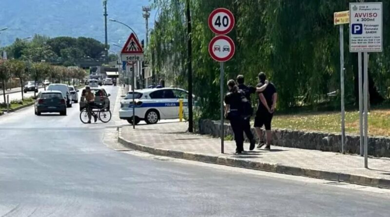 Abbandona l’auto col cadavere di suo padre, ma viene arrestato.