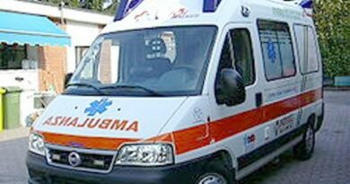 Bellona – Per evitare la “ramanzina” resta ferito nel tentativo di scavalcare il cancello