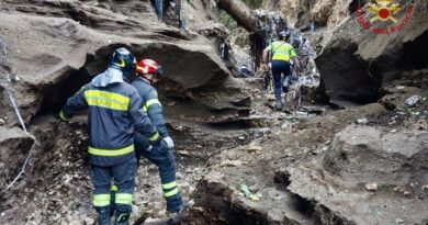 Continuano con ogni mezzo e senza soste le ricerche di madre e figlio dispersi nell’alluvione