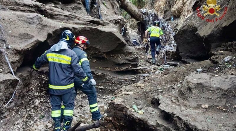 Continuano con ogni mezzo e senza soste le ricerche di madre e figlio dispersi nell’alluvione