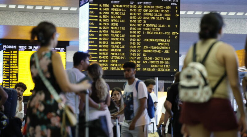 Da Nord a Sud, treni soppressi o in ritardo per tutta l’estate: il piano di potenziamento delle Fs di Ludovica Di Ridolfi