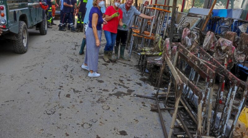 FOTO. Preside, personale scolastico e famiglie al lavoro per recuperare le suppellettili dopo l’alluvione