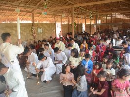 La cattedrale di Loikaw in Myanmar è ancora occupata dai militari. Il vescovo: “Rimaniamo con gli sfollati”