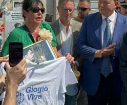 NAPOLI – Questa mattina il Presidente del Consiglio regionale della Campania Gennaro Oliviero ha presenziato alla manifestazione tenutasi in piazza Municipio in onore di Giovanbattista Cutolo, il musicista di 24 anni ucciso il 31 agosto di un anno fa.