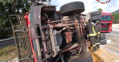 Scontro sulla statale. Passeggeri del mini bus estratti dai vigili del fuoco