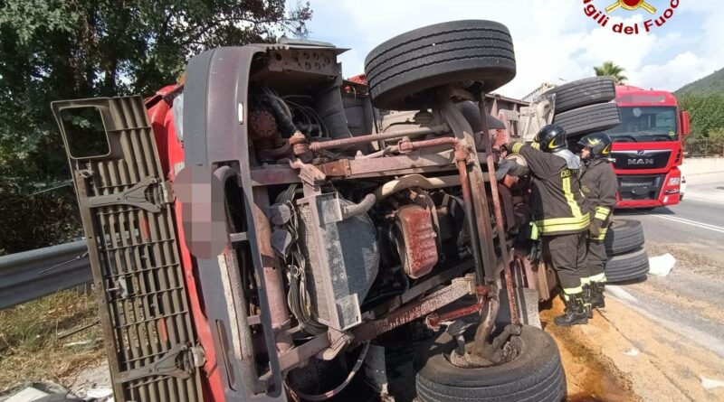 Scontro sulla statale. Passeggeri del mini bus estratti dai vigili del fuoco