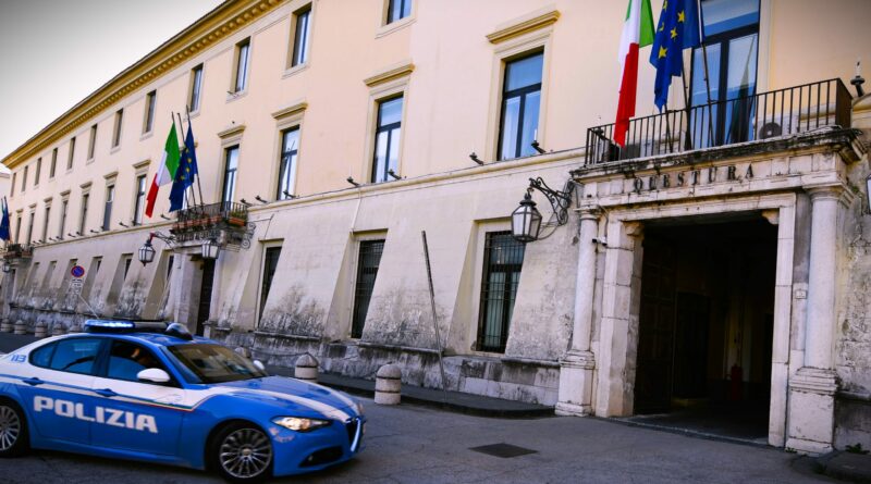 Spaccio dalla finestra di casa, arrestato dalla Polizia di Stato.