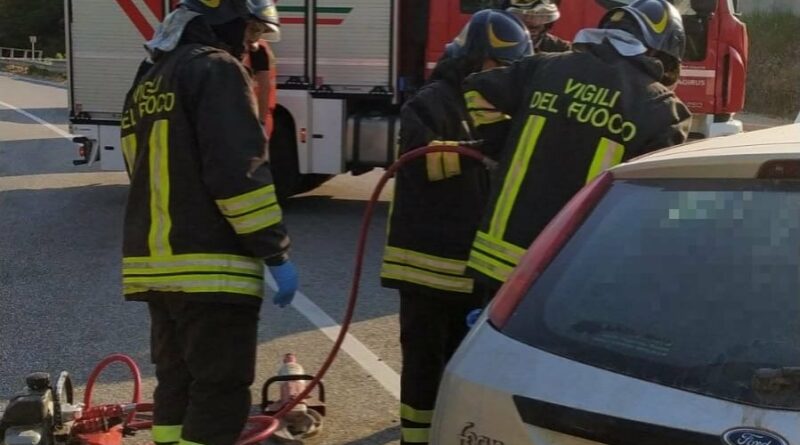 Vigili del fuoco al lavoro per due incidenti nel casertano. Un morto e diversi feriti in questo tragico pomeriggio di sangue sulle strade