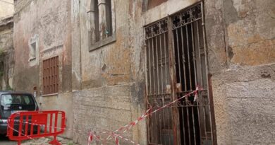 Caduta di calcinacci nel centro storico. Pronto intervento della polizia municipale