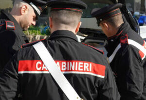 CASERTA. 44ENNE INSEGUE E TAMPONA L’AUTOVETTURA DELLA EX CHE ERA IN COMPAGNIA DELL’ATTUALE COMPAGNO, MINACCIANDOLI CON 2 MAZZE DA BASEBALL. FERMATO E ARRESTATO DAI CARABINIERI. 