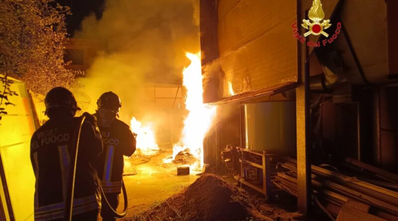 Incendio in una falegnameria. Intervengono i pompieri