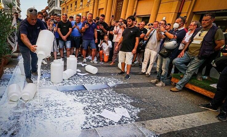 Oltre la retorica della valorizzazione della filiera, il crollo letale del latte bufalino alla stalla